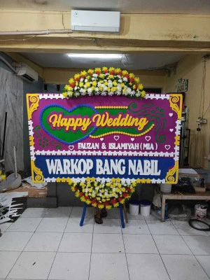 Papan Bunga di Larangan Indah